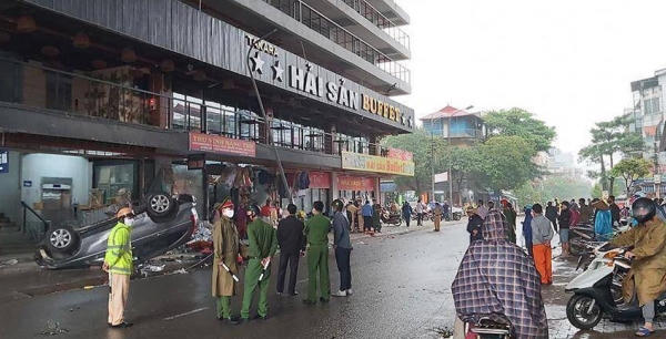 Va cham với xe chở rác, ô tô tông liên hoàn vào nhiều người trong chợ Bầu