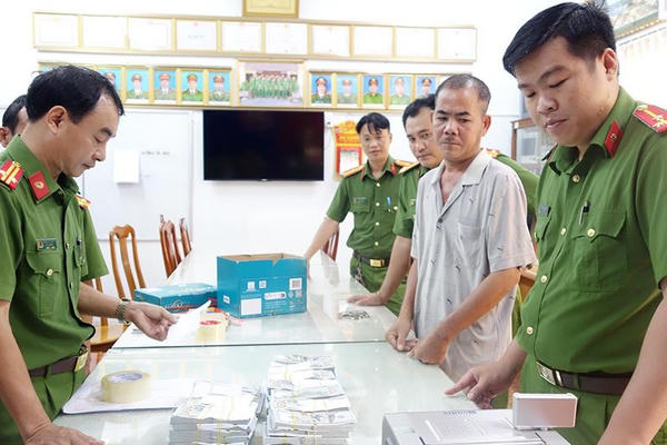 Khởi tố, tạm giam 3 đối tượng trong vụ vận chuyển trái phép hơn 530 nghìn USD qua biên giới
