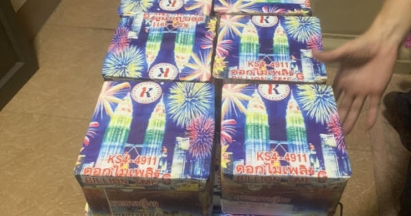 Bắt giữ gần 100kg pháo hoa giấu trong chiếc xe tải