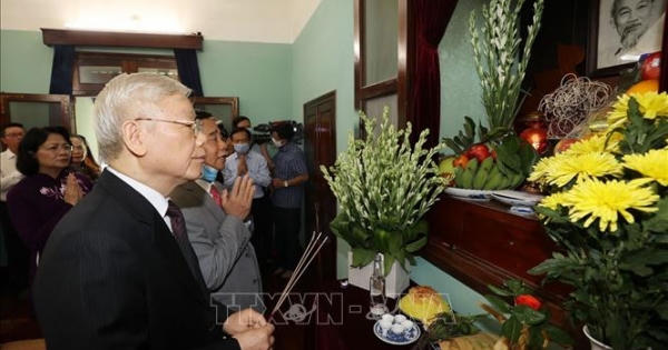 Tổng Bí thư, Chủ tịch nước Nguyễn Phú Trọng dâng hương tưởng niệm Chủ tịch Hồ Chí Minh