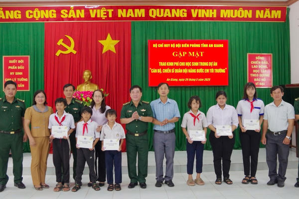 BĐBP tỉnh An Giang trao kinh phí cho học sinh trong Dự án “Cán bộ, chiến sĩ Quân đội nâng bước em tới trường” BĐBP tỉnh An Giang trao kinh phí cho học sinh trong Dự án “Cán bộ, chiến sĩ Quân đội nâng bước em tới trường”