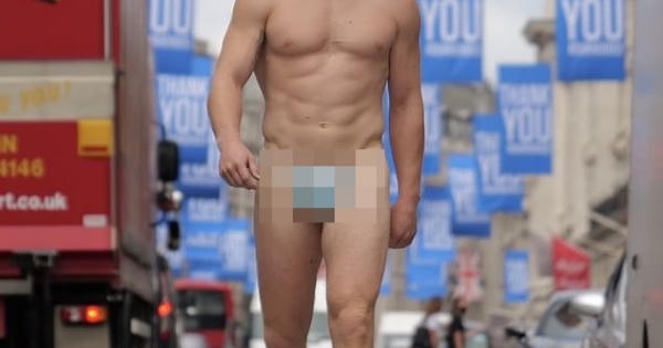 Youtuber dùng khẩu trang che điểm nhạy cảm, khỏa thân gây náo loạn phố ở Anh