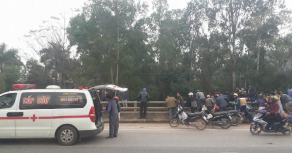 Đang sơn cầu, công nhân đường sắt bị tàu tông tử vong