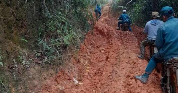 Xúc động hình ảnh cán bộ, người dân lội bùn, leo dốc dâng hương tưởng niệm các Anh hùng, Liệt sỹ Xúc động hình ảnh cán bộ, người dân lội bùn, leo dốc dâng hương tưởng niệm các Anh hùng, Liệt sỹ