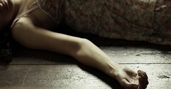 Thấy vợ ăn cơm họ hàng rồi bỏ về ngoại, chồng cầm dao đâm vợ và hành hung mẹ vợ