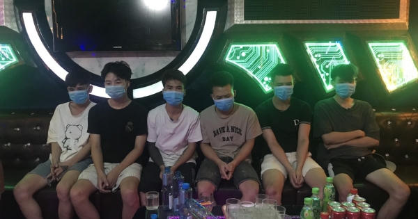 Kéo nhau đi hát karaoke, sử dụng ma túy bất chấp quy định phòng dịch