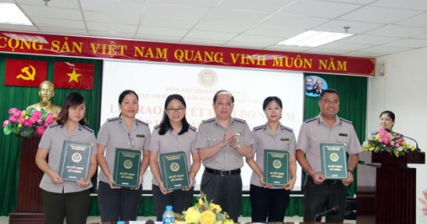 TP Hồ Chí Minh trao quyết định bổ nhiệm Chấp hành viên trung cấp