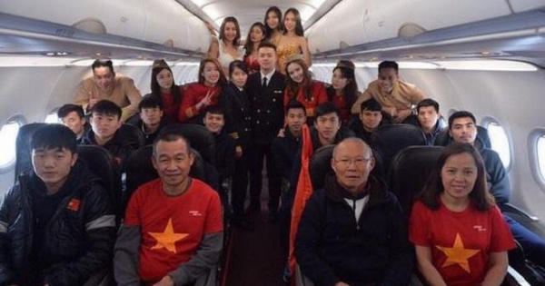 Sau scandal mặc phản cảm đón U23 Việt Nam, người mẫu trình diễn bikini lên tiếng xin lỗi