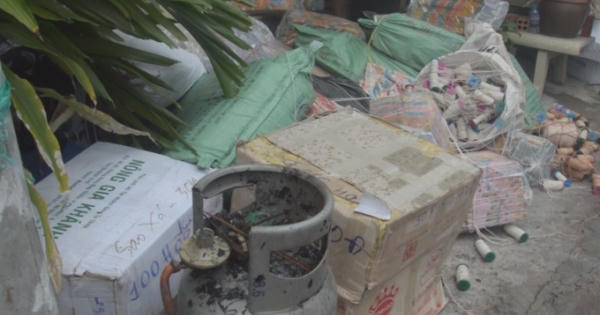 TP HCM: Gần 100 chiến sĩ tham gia chữa cháy tại công ty sản xuất giấy