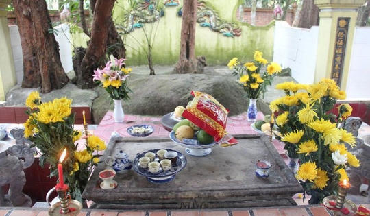 Thực hư về hòn đá bí ẩn được xưng là "ngài"