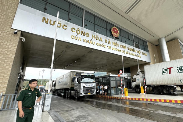 Đang làm rõ vụ các lái xe bị thu 'tiền cổng' khi vào cửa khẩu Kim Thành