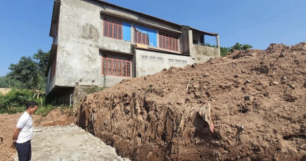 Hoà Bình: Tạm dừng thi công một dự án vì gây sụt lún sâu đến 3m trong nhà dân Hoà Bình: Tạm dừng thi công một dự án vì gây sụt lún sâu đến 3m trong nhà dân