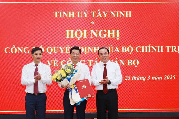 Bộ Chính trị chuẩn y ông Nguyễn Mạnh Hùng giữ chức Bí thư Tỉnh uỷ Tây Ninh Bộ Chính trị chuẩn y ông Nguyễn Mạnh Hùng giữ chức Bí thư Tỉnh uỷ Tây Ninh
