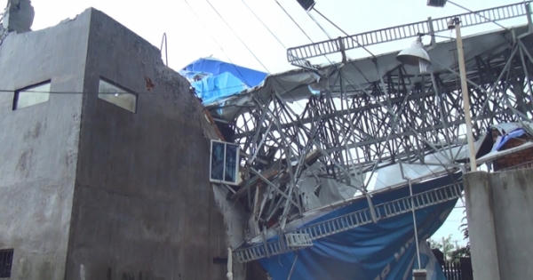 TP HCM: Biển quảng cáo đổ sập sau mưa bão khiến 1 người tử vong