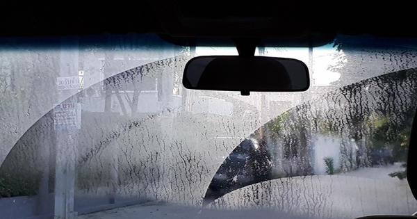 Thủ thuật làm khô hơi nước đọng trên kính ô tô