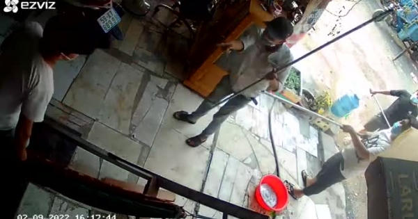 [Video]: "Xin đểu" không được, nhóm người liền hành hung nhân viên bãi xe