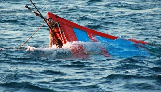 Chìm tàu cá trên biển, 4 thuyền viên được cứu sống