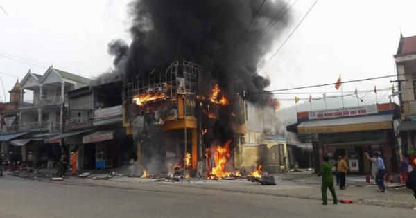 Siêu thị điện máy bốc cháy, nhân viên hoảng loạn tháo chạy khỏi cửa hàng