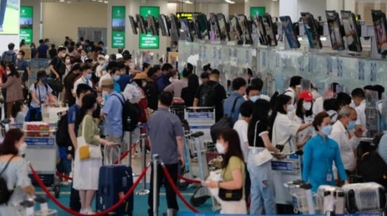 Sân bay Nội Bài, Tân Sơn Nhất "căng như dây đàn" trong ngày nghỉ cuối cùng