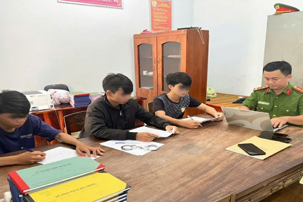 Đại úy cảnh sát phường giúp trả tiền nợ, cảm hóa giáo dục nhóm học sinh cá biệt đi "xin đểu" Đại úy cảnh sát phường giúp trả tiền nợ, cảm hóa giáo dục nhóm học sinh cá biệt đi "xin đểu"