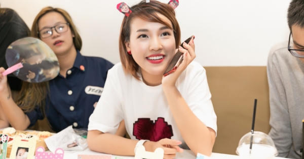 Hoàng Oanh gọi điện tỏ tình Hoàng Yến Chibi, Jun Vũ tại buổi họp fan