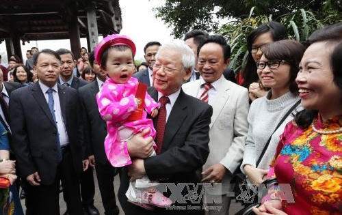 Tổng Bí thư đi dạo bên Hồ Gươm, chúc Tết bà con nhân dân