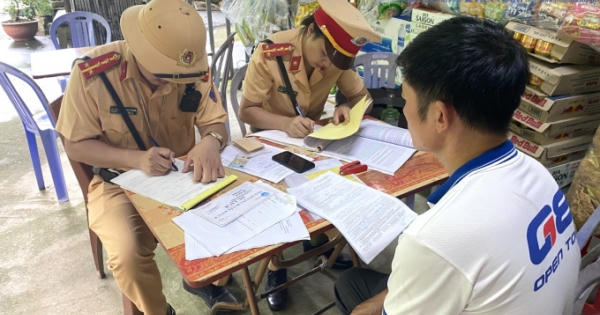 Lào Cai: Xử lý nghiêm xe hợp đồng “đội lốt” xe khách tuyến cố định Lào Cai: Xử lý nghiêm xe hợp đồng “đội lốt” xe khách tuyến cố định