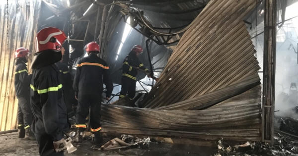 Hoả hoạn thiêu rụi hàng trăm xe máy tại một đại lý ở Bình Dương