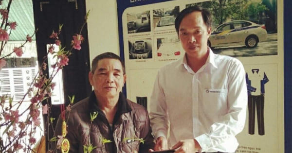 Khách hàng cảm kích nhận lại tài sản đánh rơi trên taxi Thành Công Huế