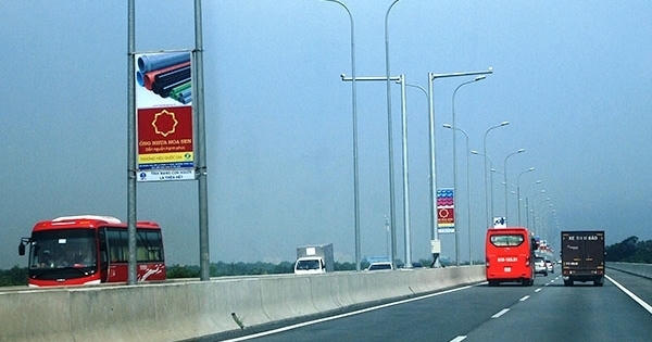 “Tuýt còi” quảng cáo gây mất ATGT trên cao tốc