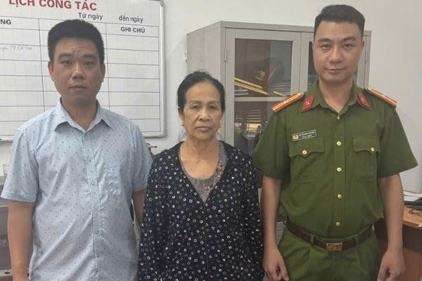 Hà Nội: Công an xã Thiên Lộc vận động đối tượng trốn truy nã hơn 35 năm ra đầu thú Hà Nội: Công an xã Thiên Lộc vận động đối tượng trốn truy nã hơn 35 năm ra đầu thú