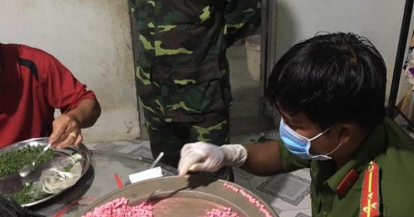 Bắt 2 đối tượng tàng trữ gần 10 ký ma túy khu vực biên giới Long An