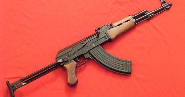 Người đàn ông dùng súng AK tự bắn vào mình 3 phát để tự tử