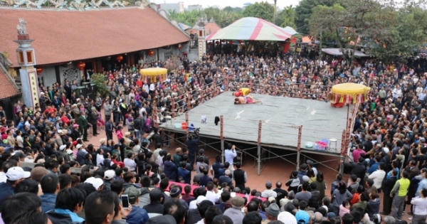 Đô vật chuyên nghiệp thi tài 'kẹp cổ, khóa tay' ở hội đình làng