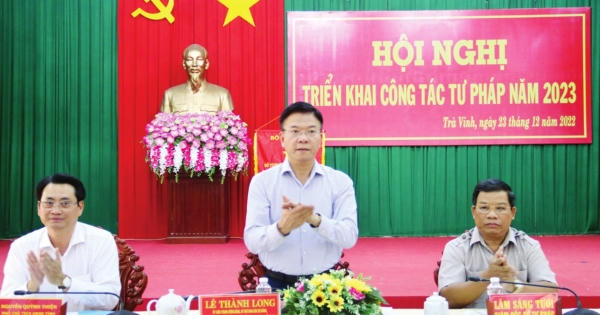 "Lấy người dân làm trung tâm, thúc đẩy đổi mới, sáng tạo" "Lấy người dân làm trung tâm, thúc đẩy đổi mới, sáng tạo"