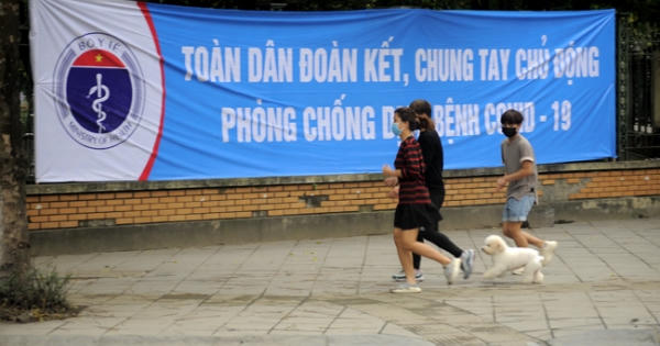 Ảnh: Người dân HN nườm nượp tập thể dục dù có "lệnh" hạn chế ra đường