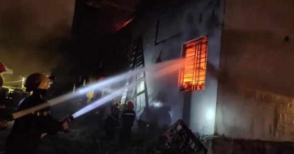 Kho sơn bốc cháy dữ dội kèm theo nhiều tiếng nổ lớn trong đêm