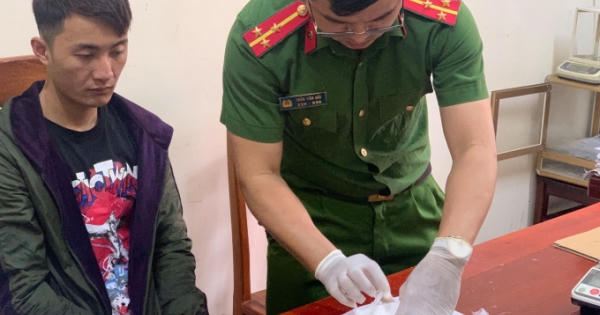 Vừa “giao dịch” xong 2 bánh heroin thì bị công an mật phục tóm gọn