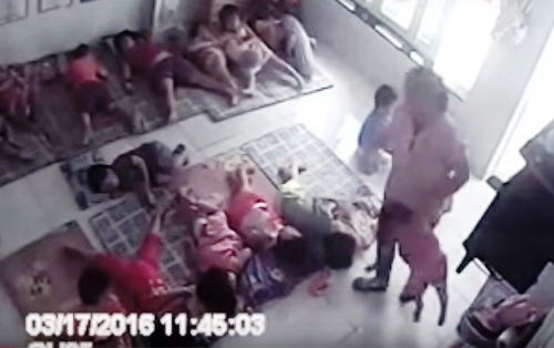 Sốc: Cô giáo xách tay, nhấc bổng bé 2 tuổi hất vào chỗ ngủ