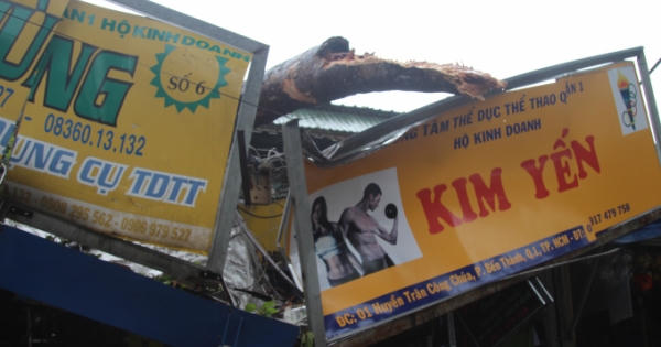 Trần nhà bất ngờ đổ sập, chủ kiot tháo chạy thoát thân