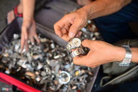 Bán dạo đồng hồ cũ giá chục triệu đồng tại Sài Gòn