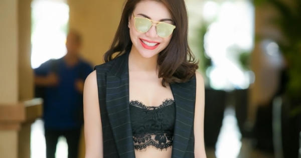 Trà Ngọc Hằng đốt mắt khi diện áo ngực crop top dự sự kiện