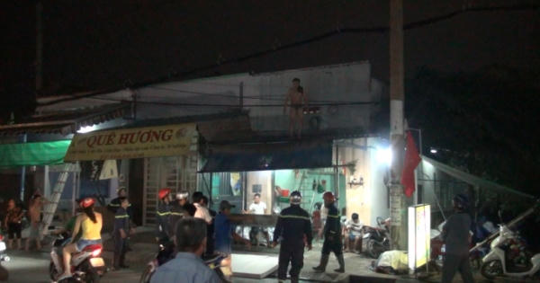 Người đàn ông nghi ngáo đá dùng kéo uy hiếp người thân, leo lên mái nhà cố thủ Người đàn ông nghi ngáo đá dùng kéo uy hiếp người thân, leo lên mái nhà cố thủ