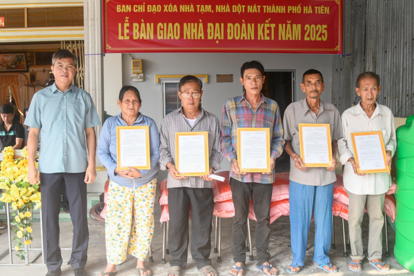 Hà Tiên: Bàn giao 5 căn nhà đại đoàn kết cho hộ nghèo, cận nghèo phường Tô Châu Hà Tiên: Bàn giao 5 căn nhà đại đoàn kết cho hộ nghèo, cận nghèo phường Tô Châu