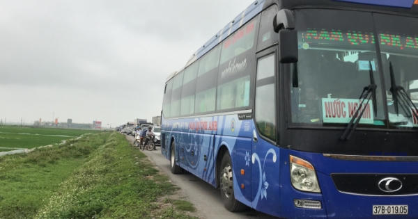 Quốc lộ 1A ách tắc kéo dài sau vụ va chạm giữa xe tải và xe khách