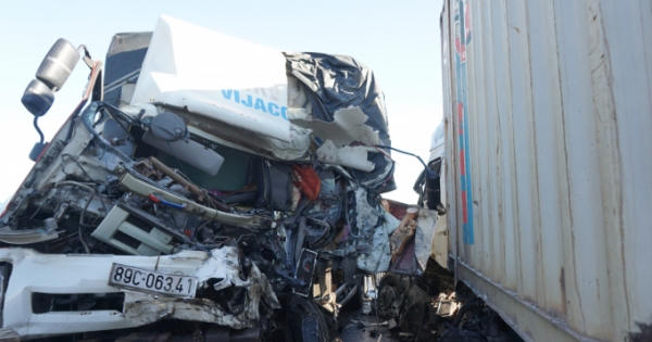 3 người thương vong sau cú đối đầu trực diện giữa xe tải và container