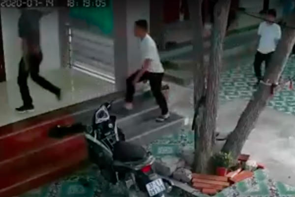 Nghệ An: Cần xác minh nhóm người lạ, tự dưng vào nhà dân giật tung cửa chính tại xã Quỳnh Yên? Nghệ An: Cần xác minh nhóm người lạ, tự dưng vào nhà dân giật tung cửa chính tại xã Quỳnh Yên?