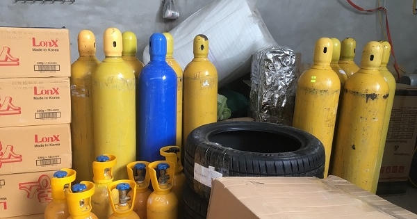 Lạng Sơn: Phát hiện kho chứa số lượng lớn bình “khí cười”