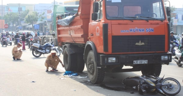 Đà Nẵng: Xe tải tông xe máy, 2 cô gái trẻ nguy kịch