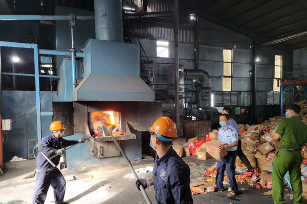 Tiến hành tiêu hủy lô hàng vi phạm trị giá hơn 2,5 tỷ đồng tại Phú Yên Tiến hành tiêu hủy lô hàng vi phạm trị giá hơn 2,5 tỷ đồng tại Phú Yên